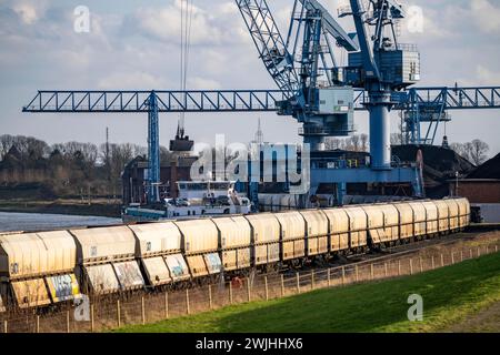 NIAG Rheinhafen Rheinberg-Orsoy, Entladung von Frachtschiffen mit importierter Kohle, anschließendes Verladen auf Schienengüterwagen, Trimodalhafen NRW, Deutschland, Stockfoto
