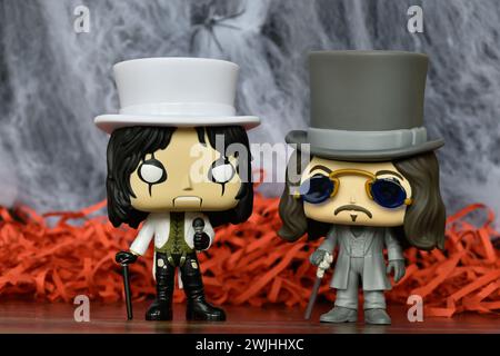 Funko Pop Actionfiguren der Hard-Rock-Sängerin Alice Cooper und Bram Stokers Dracula-Vampir. Spinnennetz, rotes Dekor, gotischer Horror, dunkel. Stockfoto