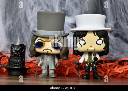 Funko Pop Actionfiguren von Bram Stokers Dracula-Vampir und Hard-Rock-Sängerin Alice Cooper. Gruseliges Dekor, schwarze Kerze, Gothic, Horror-Stimmung. Stockfoto