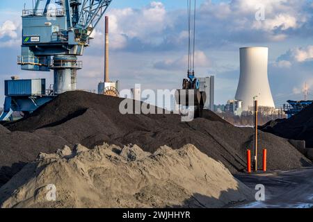 Der NIAG-Rheinhafen in Rheinberg-Orsoy, Entladung von Frachtschiffen mit importierter Kohle, anschließendes Verladen auf Schienengüterwagen, im Hintergrund die STEAG Stockfoto