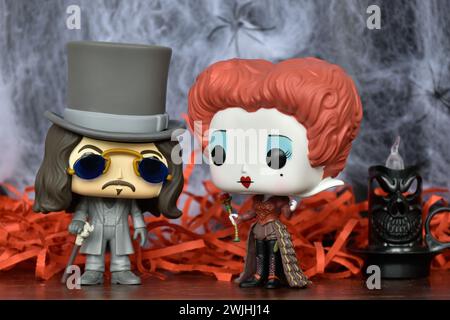 Funko Pop Actionfiguren von Bram Stokers Dracula Vampir und Red Queen aus dem Fantasy-Film Alice im Wunderland. Gruseliges Halloween-Dekor, dunkle Romantik. Stockfoto