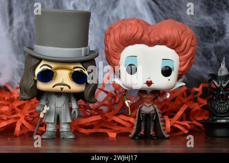 Funko Pop Actionfiguren von Bram Stokers Dracula Vampir und Red Queen aus dem Fantasy-Film Alice im Wunderland. Gruseliges Halloween-Dekor, dunkle Romantik. Stockfoto