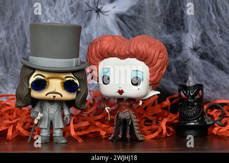 Funko Pop Actionfiguren von Bram Stokers Dracula Vampir und Red Queen aus dem Fantasy-Film Alice im Wunderland. Gruseliges Halloween-Dekor, dunkle Romantik. Stockfoto