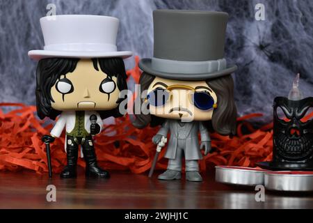 Funko Pop Actionfiguren der Hard-Rock-Sängerin Alice Cooper und Bram Stokers Dracula-Vampir. Spinnennetz, rotes Dekor, gotischer Horror, dunkel. Stockfoto