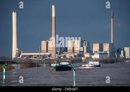 Frachtschiffe auf dem Rhein bei Rheinberg, im Hintergrund das stillgelegte Kohlekraftwerk Voerde, das derzeit abgebaut wird, fl Stockfoto