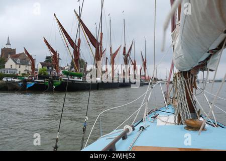 Die Binnenschiffe der Themse liegen in Maldon in Essex, von einem Segelboot auf dem River Blackwater aus gesehen Stockfoto