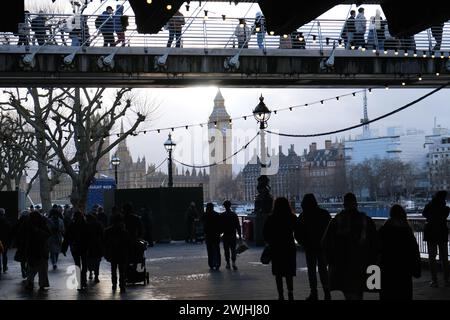 Big Ben und die Houses of Parliament von der South Bank aus gesehen an einem Wintertag, London, Großbritannien Stockfoto