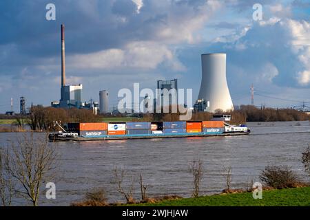 Frachtschiffe auf dem Rhein bei Rheinberg, im Hintergrund das STEAG Kohlekraftwerk Duisburg Walsum, Flood, NRW, Deutschland, Stockfoto