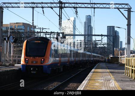 Der Zug zur Liverpool St verlässt Bethnal Green auf der Weaver Line in London, Großbritannien Stockfoto