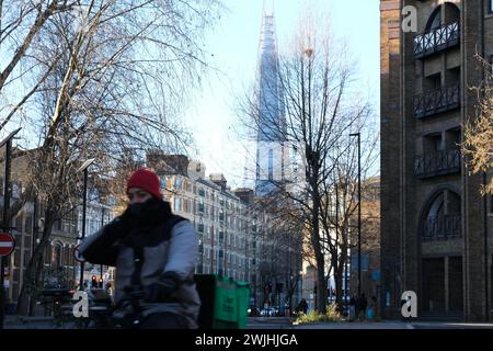 Lieferradfahrer auf dem Cycleway 4, Bermondsey, Südosten von London, Großbritannien Stockfoto