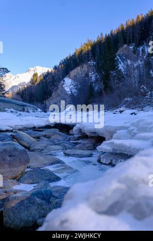 Inn oder EN in der Nähe von Scuol im Winter, mit Eisschollen, Engadin, Graubünden, Schweiz Stockfoto