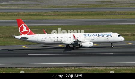 ISTANBUL, TURKIYE - 01. OKTOBER 2022: Turkish Airlines Airbus A321-231 (6508) landet am Flughafen Istanbul Stockfoto