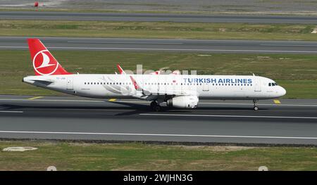 ISTANBUL, TURKIYE - 01. OKTOBER 2022: Turkish Airlines Airbus A321-231 (6652) landet am Flughafen Istanbul Stockfoto