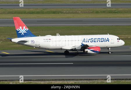 ISTANBUL, TURKIYE - 01. OKTOBER 2022: Air Serbia Airbus A320-232 (2645) Landung zum Istanbul International Airport Stockfoto