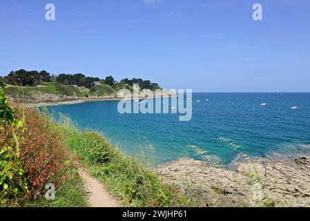 Küstenwanderweg an der Smaragdküste in der Nähe von Saint-Lunaire, Ille-et-Vilaine, Bretagne, Frankreich Stockfoto