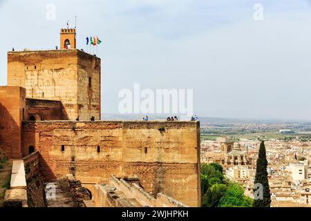 Wachturm mit Fahnen und Touristen, Torre de la Vela, Alcazaba, Alhambra, Granada, Andalusien, Spanien Stockfoto
