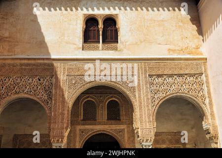 Patio del Mexuar, arabeske maurische Architektur, Bogenfenster, Detail, Nasridenpaläste, Alhambra, Granada, Andalusien, Spanien Stockfoto