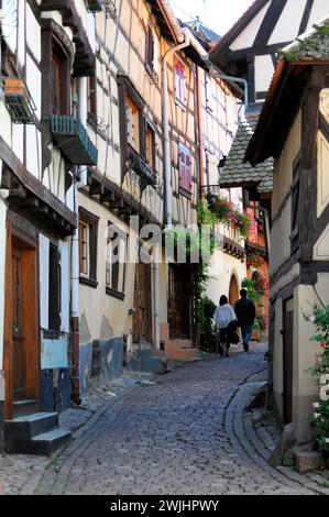 Bunte Fachwerkhäuser in der historischen Altstadt von Eguisheim, Elsass, Frankreich Stockfoto