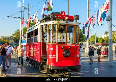 Istanbul, Türkei - 2. August 2023: Erkunden Sie Istanbuls Stadtteil Kabatas mit der Straßenbahn, und genießen Sie ein charmantes urbanes Erlebnis, das Sie bequem durch das lebhafte Stadtviertel führt Stockfoto