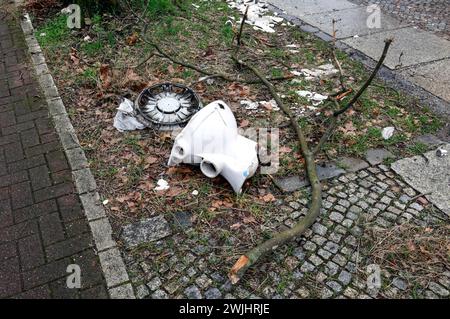 Toilette auf einem Pflaster, illegale Abfallentsorgung im Berliner Stadtteil Wedding, 15.02.2024 Stockfoto