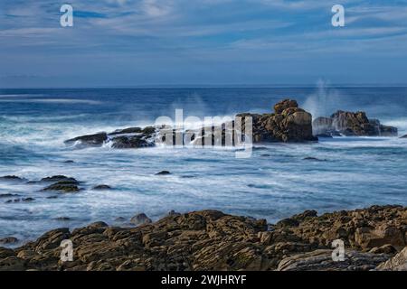 Die Wellen des Atlantiks fließen über die Felsen an der Küste vor Penmarch in der Bretagne. Finistere, Frankreich Stockfoto