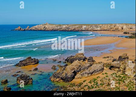 Die Cote Sauvage, Wild Coast, eine felsige Küste mit Sandbuchten und Stränden auf der Westseite der Quiberon Halbinsel am Atlantik. Kergroix Stockfoto