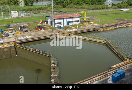 Panamakanal, Panama - 24. Juli 2023: Closeukp, Miraflores schließt Doppeltüren in der nordwärts gerichteten linken Kammer Stockfoto