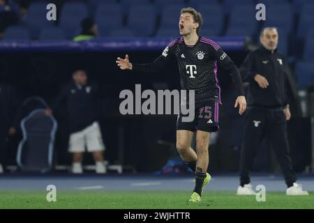 Bayern Münchens deutscher Stürmer Thomas Muller gestikulierte am 14. Februar 2024 beim Achtelfinale der UEFA Champions League, dem Fußball-Erstleg zwischen SS Lazio und Bayern München in Rom. Stockfoto