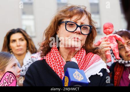 Die Schauspielerin und Aktivistin Susan Sarandon trifft sich am Donnerstag, den 15. Februar 2024, mit propalästinensischen Demonstranten, die für einen Waffenstillstand im Innenhof des Rayburn House Office Building in Washington DC demonstrieren. Quelle: Aaron Schwartz/CNP /MediaPunch Stockfoto