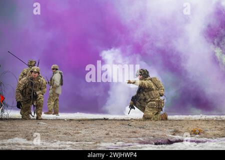 Fort Drum, New York, USA. Februar 2024. Ein Soldat des 2. Bataillons, 22. Infanterieregiment, 1. Brigade Combat Team, 10. Gebirgsdivision, führt seine Einheit im Februar unter Rauchschutz während einer Feuerübung mit Kombi-Waffen. 6, 2024, auf Fort Drum, New York. Kombinationswaffen-Übungen mit lebendem Feuer bieten eine einzigartige Gelegenheit, die Effektivität des Kampfes und die Fähigkeit, in strenger Umgebung erfolgreich zu sein und zu agieren. (Kreditbild: © U.S. Army/ZUMA Press Wire) NUR REDAKTIONELLE VERWENDUNG! Nicht für kommerzielle ZWECKE! Stockfoto