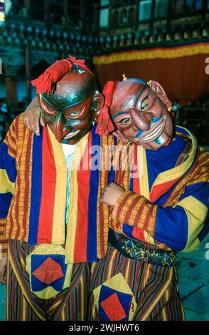 Das Jakar Dzong Tsechu, ein beliebtes jährliches religiöses und kulturelles Festival, das im Oktober in Jakar Dzong im Bumthang-Tal im Zentrum von Bhutan gefeiert wird. Eine Vielzahl von bunten Maskentänzen werden von Mönchen durchgeführt, die nach präzisen Anweisungen früherer buddhistischer Meister entwickelt werden. Das sind zwei maskierte Clowns, die das Publikum unterhalten. Aufgenommen im Jahr 2001. Stockfoto