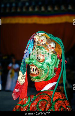 Das Jakar Dzong Tsechu, ein beliebtes jährliches religiöses und kulturelles Festival, das im Oktober in Jakar Dzong im Bumthang-Tal im Zentrum von Bhutan gefeiert wird. Eine Vielzahl von bunten Maskentänzen werden von Mönchen durchgeführt, die nach präzisen Anweisungen früherer buddhistischer Meister entwickelt werden. Nahaufnahme einer typischen grünen Maske. Aufgenommen im Jahr 2001. Stockfoto