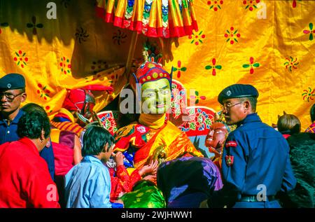 Das Jakar Dzong Tsechu, ein beliebtes jährliches religiöses und kulturelles Festival, das im Oktober in Jakar Dzong im Bumthang-Tal im Zentrum von Bhutan gefeiert wird. Eine Vielzahl von bunten Maskentänzen werden von Mönchen durchgeführt, die nach präzisen Anweisungen früherer buddhistischer Meister entwickelt werden. Hier sitzt ein grün maskierter Guru Rinpoche (Padmasambhava) auf einem Thron. Aufgenommen im Jahr 2001. Stockfoto