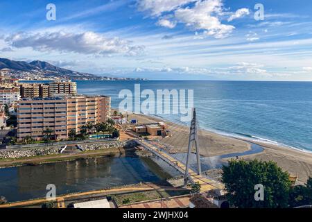 FUENGIROLA, SPANIEN - 17. FEBRUAR 2024: Panoramablick auf die Stadtlandschaft und die Promenade von der Burg Sohail bei Sonnenuntergang in Fuengirola, Spanien am 17. Februar, Stockfoto