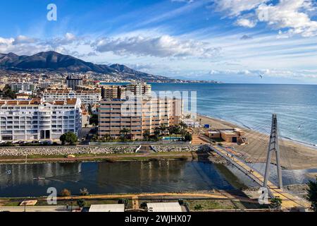 FUENGIROLA, SPANIEN - 17. FEBRUAR 2024: Panoramablick auf die Stadtlandschaft und die Promenade von der Burg Sohail bei Sonnenuntergang in Fuengirola, Spanien am 17. Februar, Stockfoto