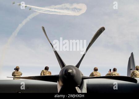 Saudi-Arabien. Februar 2024. Die Luftstreitkräfte der US Air Force beobachten das Kunstflugteam der Royal Saudi Air Force, die Saudi Hawks, während der Saudi World Defense Show in der Nähe von Riad, Saudi-Arabien, im Februar. 5, 2024. Saudi Arabias WDS 2024, eine der größten Verteidigungsausstellungen der Region, umfasst eine große Auswahl an Flugzeugen und Anlagen aus dem gesamten US-Verteidigungsministerium. Das Engagement der USA für Personal und Flugzeuge für die saudische WDS unterstreicht die Bedeutung einer fortgesetzten Verteidigungszusammenarbeit zwischen Verbündeten und Partnern mit einer gemeinsamen Vision für dauerhaften Frieden und Stabilität in der Region. (Guthaben Stockfoto