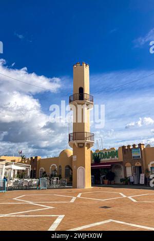 FUENGIROLA, SPANIEN - 17. FEBRUAR 2024: Seehafen in Fuengirola, Spanien am 17. Februar 2024 Stockfoto