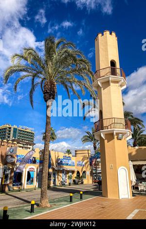 FUENGIROLA, SPANIEN - 17. FEBRUAR 2024: Seehafen in Fuengirola, Spanien am 17. Februar 2024 Stockfoto