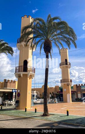 FUENGIROLA, SPANIEN - 17. FEBRUAR 2024: Seehafen in Fuengirola, Spanien am 17. Februar 2024 Stockfoto