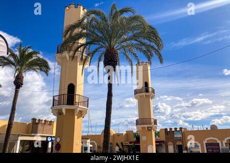 FUENGIROLA, SPANIEN - 17. FEBRUAR 2024: Seehafen in Fuengirola, Spanien am 17. Februar 2024 Stockfoto
