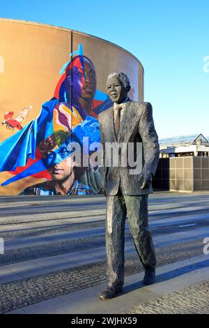 Denkmal für den südafrikanischen Anti-Apartheid-Aktivisten und Präsidenten Nelson Mandela (1918-2013) mit dem Titel „Long Walk to Freedom“ in den Haag, Niederlande Stockfoto