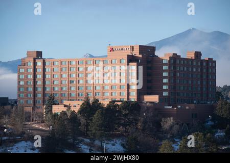 Sonnenaufgang im Marriott Hotel, mit den Rocky Mountains in der Ferne. North Colorado Springs, Colorado, USA Stockfoto