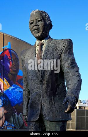 Denkmal für den südafrikanischen Anti-Apartheid-Aktivisten und Präsidenten Nelson Mandela (1918-2013) mit dem Titel „Long Walk to Freedom“ in den Haag, Niederlande Stockfoto