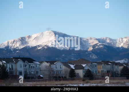 Ein Blick auf den verschneiten Pikes Peak, America's Mountain, vom Briargate Development im Norden von Colorado Springs, Colorado. Stockfoto