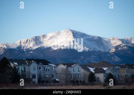 Ein Blick auf den verschneiten Pikes Peak, America's Mountain, vom Briargate Development im Norden von Colorado Springs, Colorado. Stockfoto