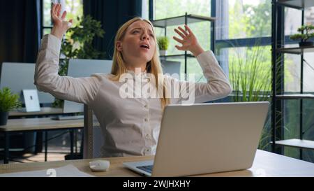 Kaukasische frustrierte Geschäftsfrau verlor Job Computerausfall Geschäftsproblem im Büro aufgebracht ängstliche gestresste Frau las schlechte Nachrichten auf Laptop abgelehnt Stockfoto