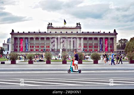 Im Spätsommer hängen die Menschen gerne vor dem Alten Museum im Lust Garden in Berlin ab Stockfoto