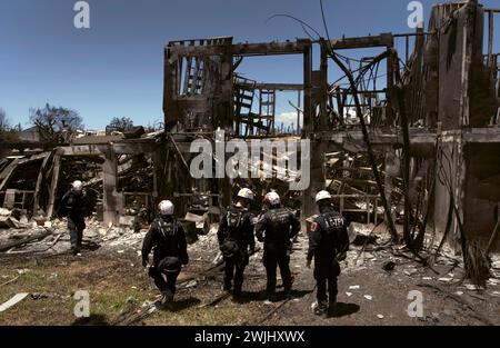 Maui, Usa. August 2023. FEMA-Rettungsteams durchsuchen und bewerten zerstörte Häuser, die von den Waldbränden zerstört wurden, die das historische Dorf Lahaina am 18. August 2023 in Maui, Hawaii, heimgesucht haben. Die Brände am 8. August zerstörten 80 % der Stadt und töteten 100 Menschen. Quelle: Glenn Fawcett/CBP Photo/Alamy Live News Stockfoto