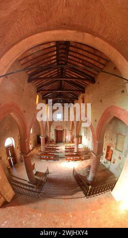 Monteveglio, Bologna, Italien – 25. November 2023: Die Abtei Santa Maria Assunta, auch bekannt als Abtei von Monteveglio, ist ein Ort der Anbetung Stockfoto