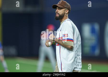 MIAMI, FLORIDA – 2. FEBRUAR: Jay Wheeler José Ángel López Martínez, bekannt als Jay Wheeler, ist ein Puerto-ricanischer Sänger, Songwriter, Produzent und Tänzer. , Während eines Spiels zwischen Mexiko und Puerto Rico im loanDepot Park als Teil der Serie del Caribe 2024 am 2. Februar 2024 in Miami, Florida. (Foto: Luis Gutierrez/Norte Photo) Stockfoto